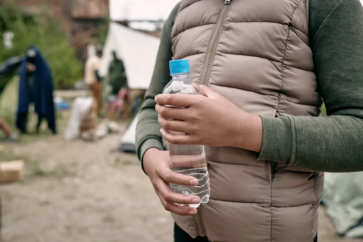 Abgefülltes Trinkwasser macht die Wasserversorgung in Krisengebieten möglich. (© yes or no Media)