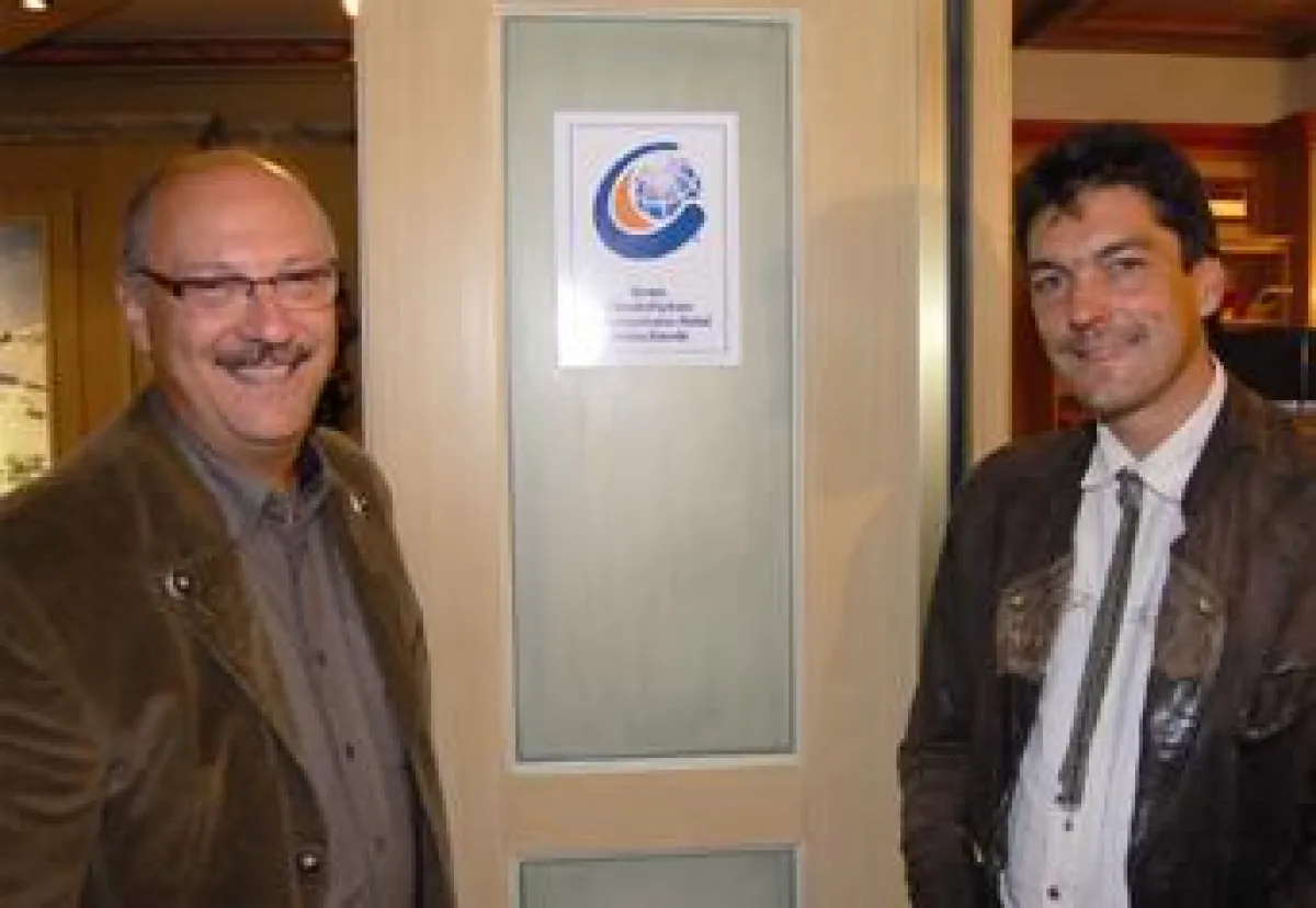 Hotelinhaber Thomas Banhard (links) und der Bürgermeister der Gemeinde Feldberg (rechts im Bild) bei der Zertifizierung des Feldberger Hofs.