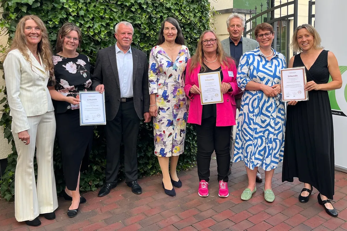 Die glücklichen Gewinner mit Laudatoren (© mobil und sicher)