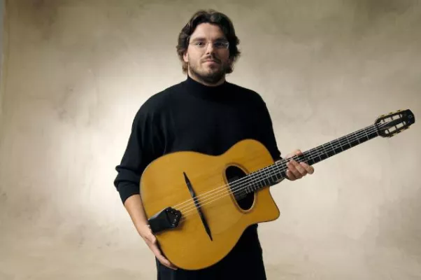 Superklasse: Jazzstar Joscho Stephan spielt "Peterson" nur mit E-Gitarre Bild: Superklasse: Jazzstar Joscho Stephan spielt "Peterson" nur mit E-Gitarre