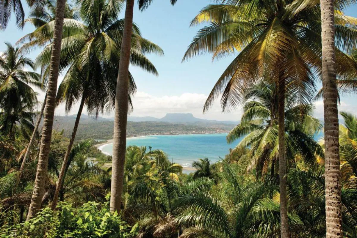 Kuba: Blick auf die Bucht von Baracoa und den Yunque ©avenTOURa