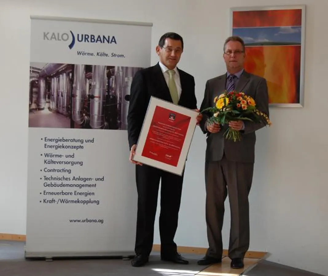Harald Zimmermann, Vorstand URBANA Energietechnik (links), erhält von Holger Hansen, Vertriebsleiter