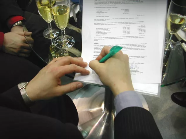 Bild: Vertragsabschluss auf der CeBIT 2006: GOM entscheidet sich für abas-ERP