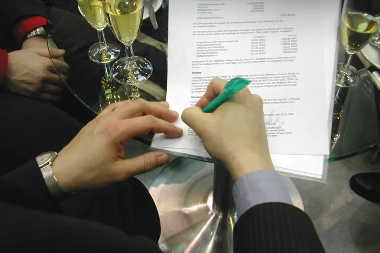 Bild: Vertragsabschluss auf der CeBIT 2006: GOM entscheidet sich für abas-ERP