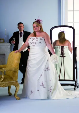 Bild: Neueröffnung: Brautschau XXL - Braut- und Abendmode in großen Größen