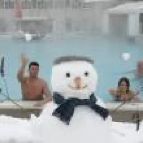 Bild: Bei Nieselregen und Minus-Temperaturen: Im Winter hat Europas weitläufigste Thermenlandschaft Hochsaison