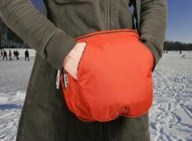 Bild: Weihnachtsgeschenk Warm Up Bag: Schultertasche und Handwärmer in einem