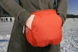 Weihnachtsgeschenk Warm Up Bag: Schultertasche und Handwärmer in einem Bild: Weihnachtsgeschenk Warm Up Bag: Schultertasche und Handwärmer in einem