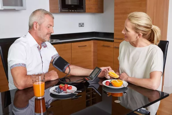 Bild: Blutdruck messen wichtiger als Gewichtskontrolle: Ärzte fordern mehr Aufklärung zu Bluthochdruck