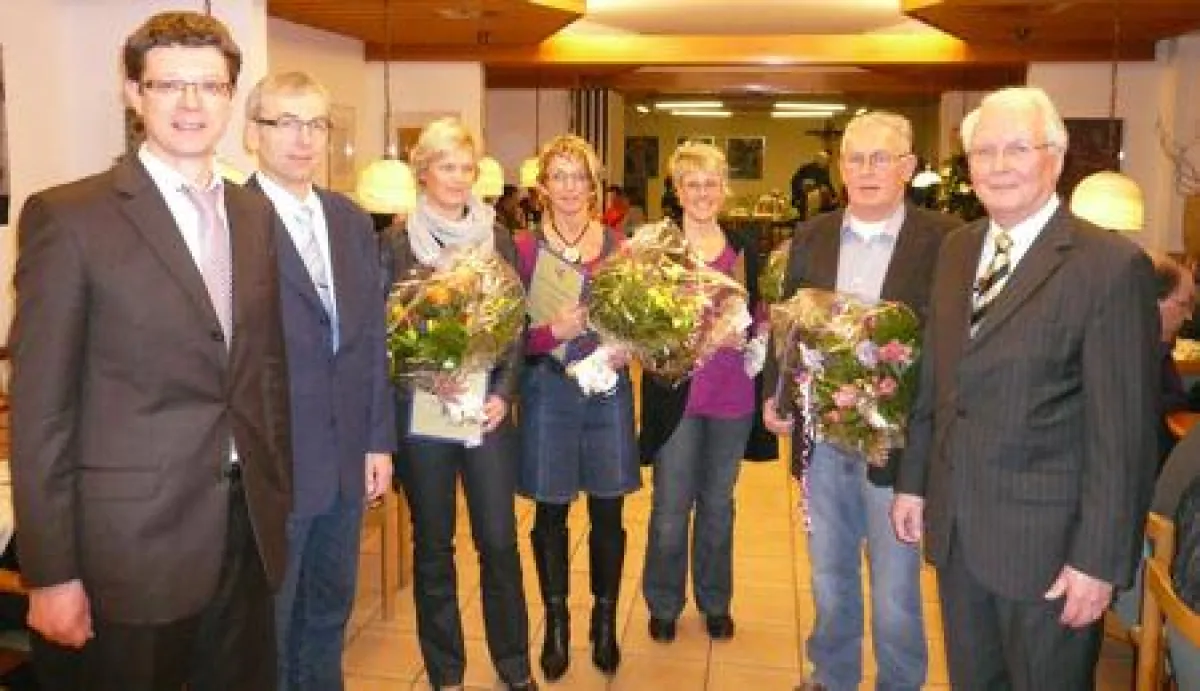 (v. l. nach r.: Verwaltungsleiter Christof Blume, Pflegedienstleiter Matthias Menke, Jubilare Gabriele Beres, Brigitte Gramann, Angelika Hesse, Heinz-Peter Hesse, Verwaltungsratsvorsitzender Berthold