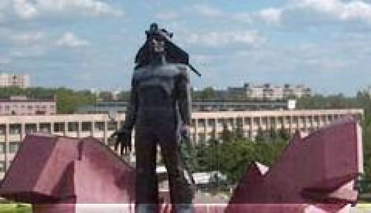 Monument in der jungen Stadt Soligorsk in Weißrussland