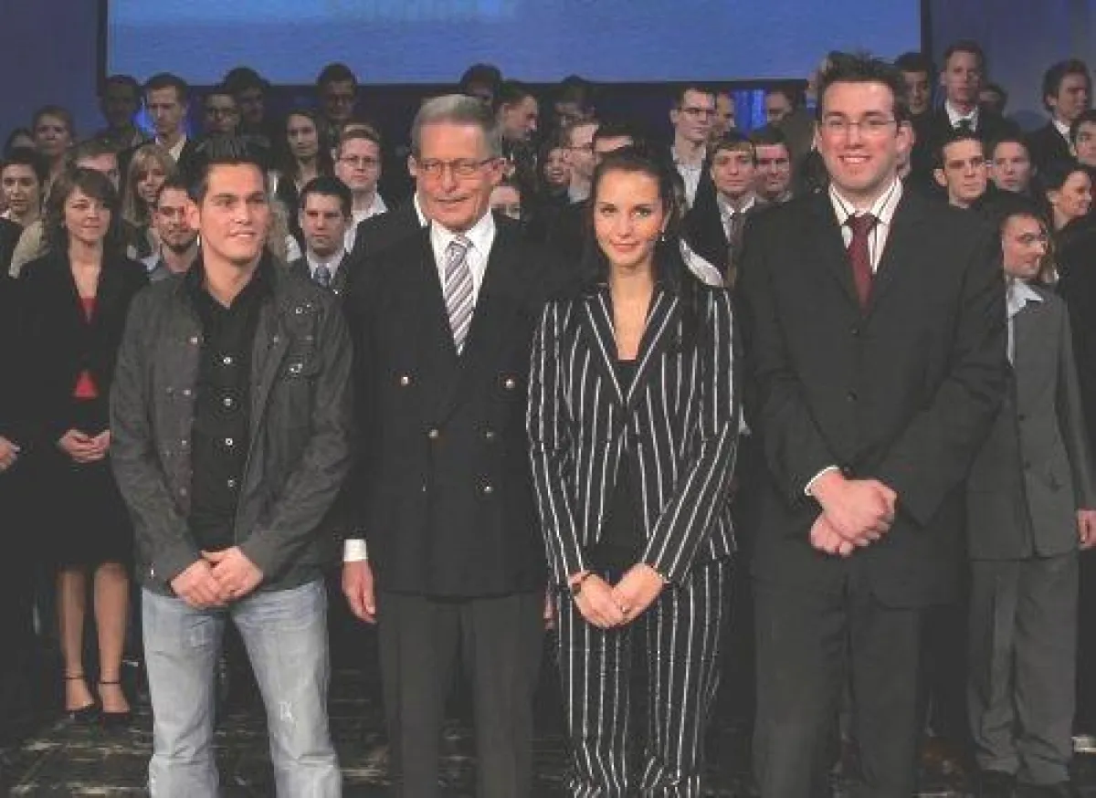 Als beste Auszubildende im IHK-Bezirk Mittlerer Niederrhein wurden Andreas Geneger (links) aus Viersen, Julia Kupke aus Mönchengladbach und Martin Gerhards (rechts) aus Krefeld geehrt. IHK-Präsident W