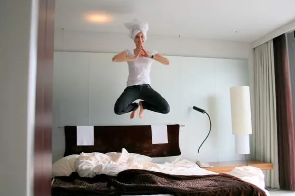 Bed Jumping – Betten knallhart testen Bild: Bed Jumping – Betten knallhart testen