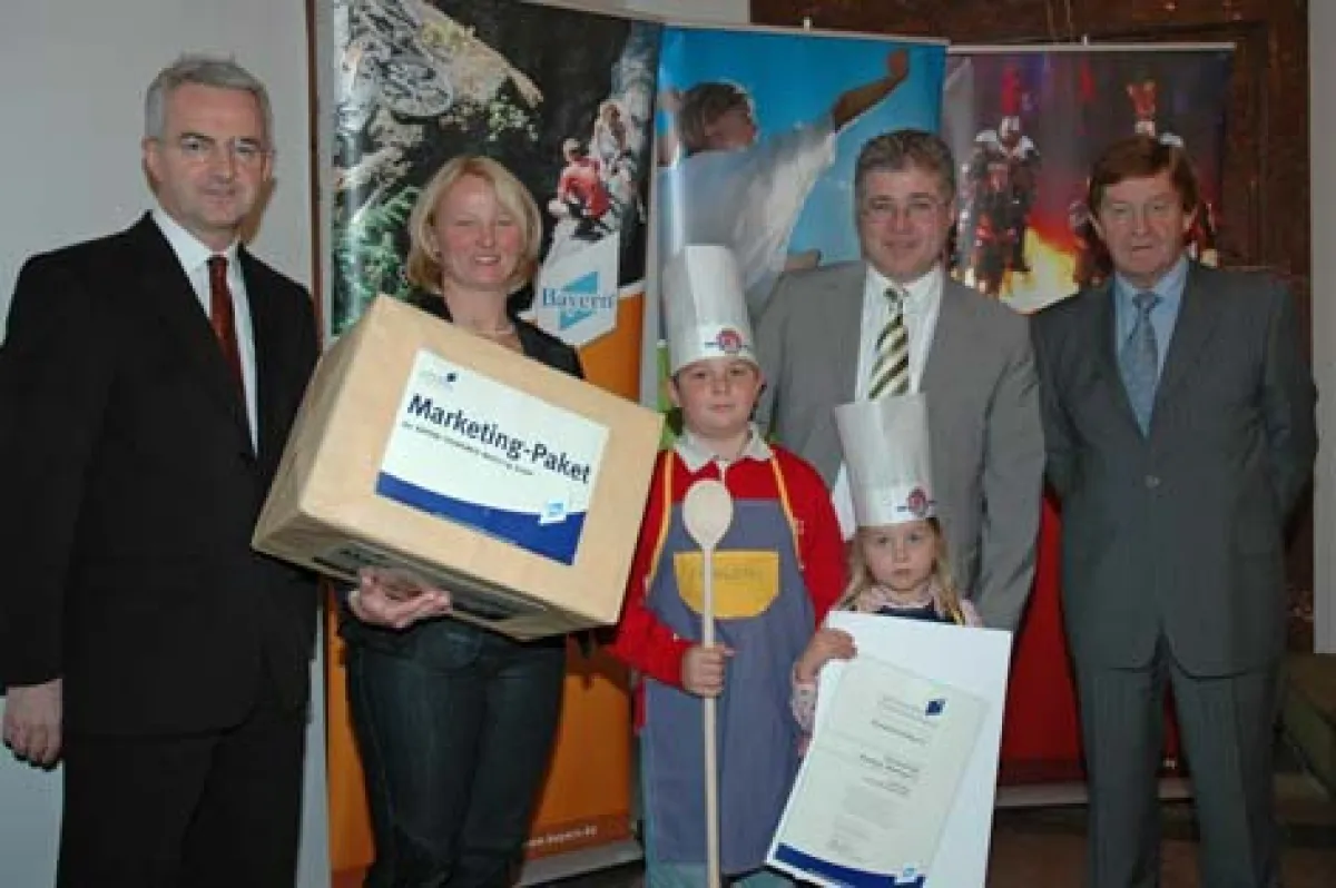 Bildlegende: von links nach rechts: Richard Adam, Geschäftsführer der Bayern Tourismus Marketing, Bernadette Prange (Marketing Familotel AG), Siegfried Prange (Vorstand der Familotel AG), zwei Kinderk