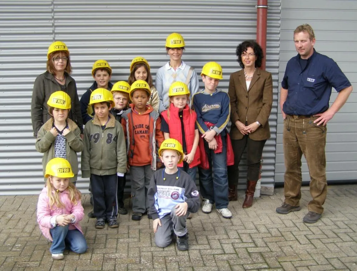 Die Kinder der OGS Beverungen mit Ihren Betreuerinnen, OFRA-Geschäftsführerin Angela Reiß und Produktionsleiter Michael Sommer.