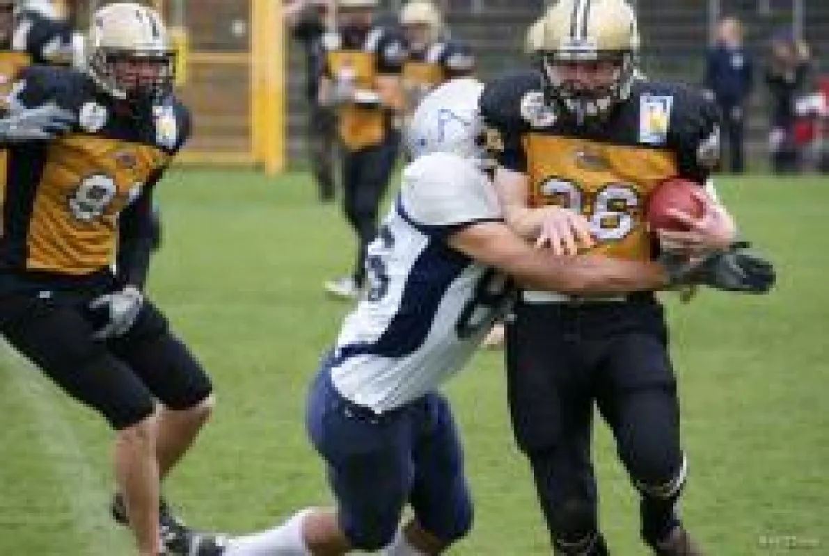 Running Back Daniel Greitens (28) wird von der Remscheider Defense attakiert.