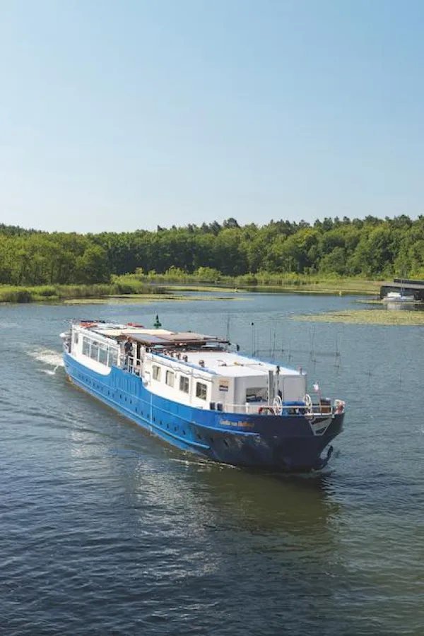 Radurlauber unterwegs per Schiff in der Mecklenburgischen Seenplatte (Foto: Meckl. Radtour GmbH)