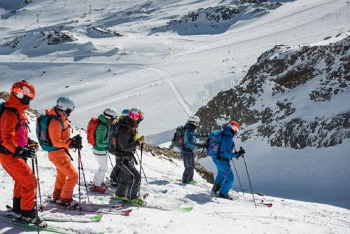 Bild: Die Damen erobern bei den KÄSTLE Powder Department Ladies Days den Stubaier Gletscher
