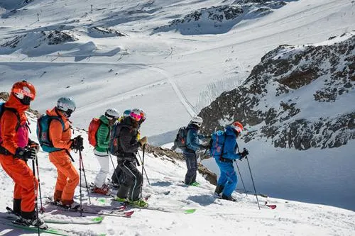 Die Damen erobern bei den KÄSTLE Powder Department Ladies Days den Stubaier Gletscher Bild: Die Damen erobern bei den KÄSTLE Powder Department Ladies Days den Stubaier Gletscher