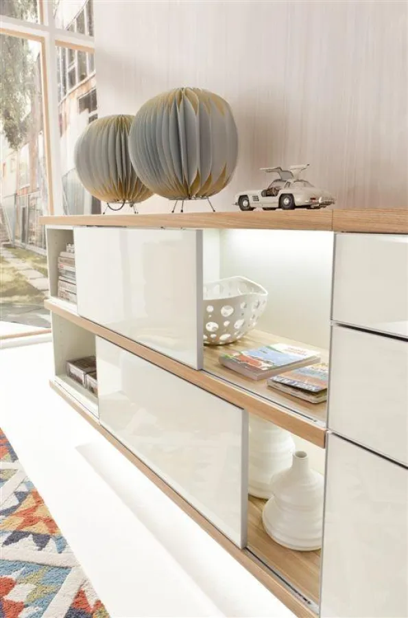 Im Inneren des Wandelements leuchten Lichtleisten die geöffnete Fächer effektvoll aus.