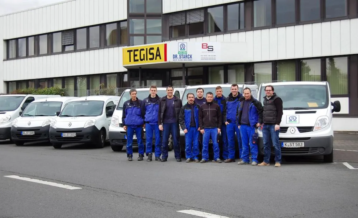 Das Team der Dr. Starck Kälte Klima Köln GmbH vor der Niederlassung in Köln.