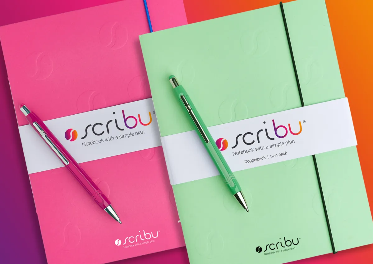 scribu in Euphoric-Pink und Hopefull-Green mit passenden Schneider Kugelschreibern (© scribu Germany)