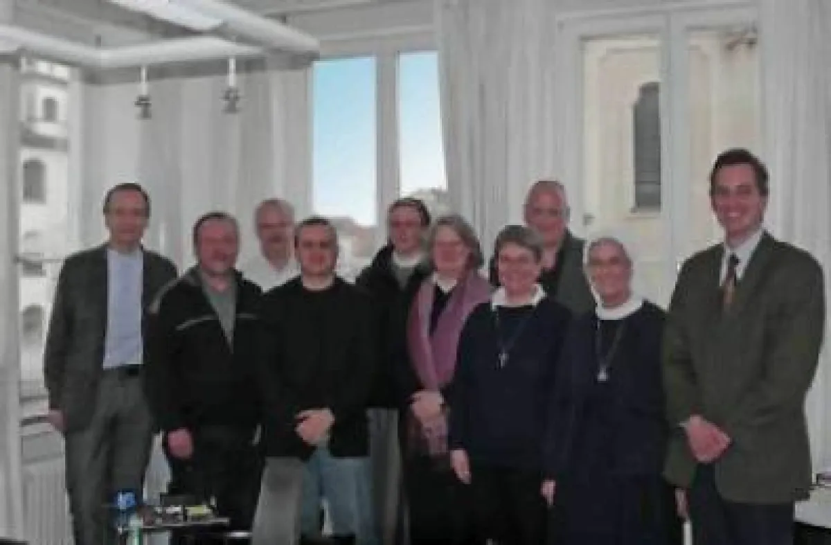 Foto: Die Gesellschafter der neugegründeten GmbH mit den Geschäftsführern P. Christof Wolf (4. v. l.) und Anton Deutschmann (re.) nach der Gründungsversammlung