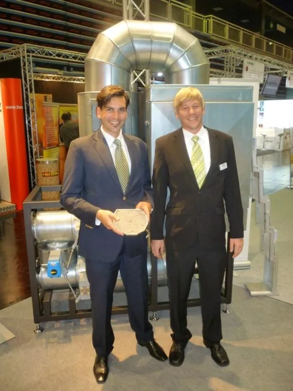 Dr. Martin Pleyund Jens Steinbrink präsentieren auf der Renexpo 2011 die ChimCat Katalysatoren.