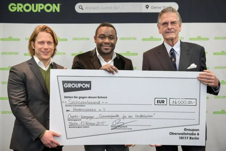 Sternekoch Nelson Müller und Groupon übergeben Spenden an Herzenswünsche e.V. Bild: Sternekoch Nelson Müller und Groupon übergeben Spenden an Herzenswünsche e.V.