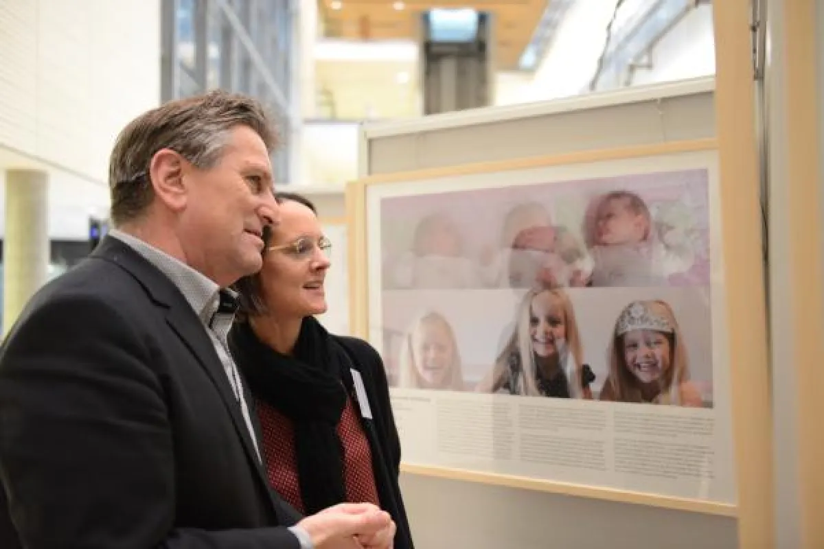 Manfred Lucha (Minister für Soziales und Integration) und Nadja Nobis (Leiterin der Kindernachsorge)