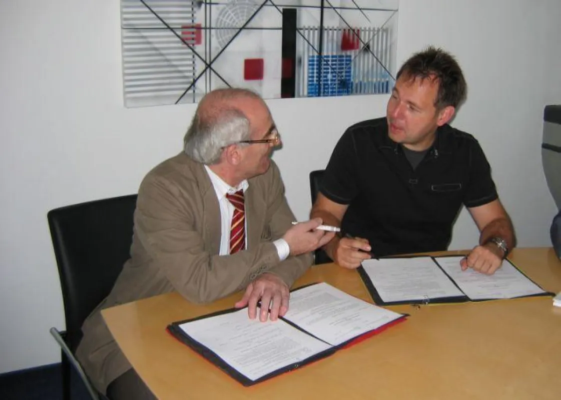 Professor Sergey Arakelyan und Dr. Michael Schmidt bei der Unterzeichnung des Kooperationsvertrags am Bayerischen Laserzentrum.
