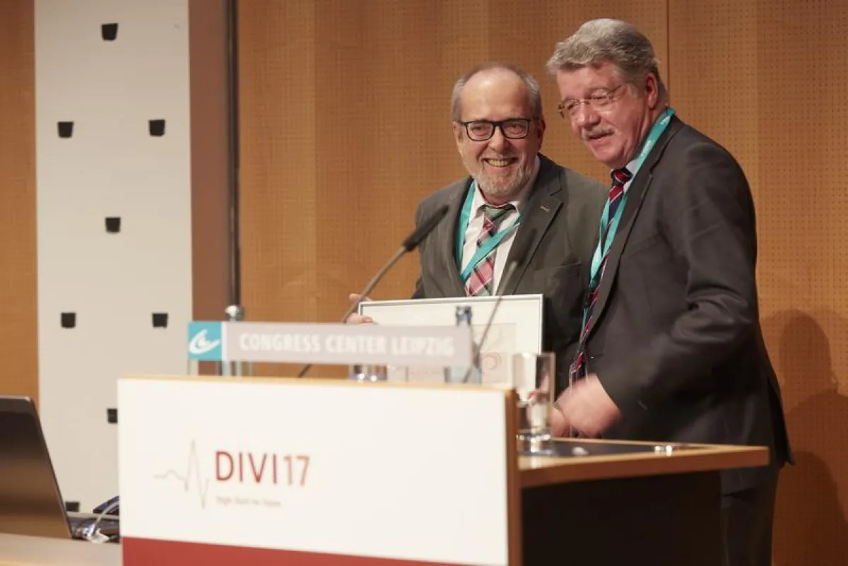 Preisträger Prof. Dr. Jürgen Piek (links) und DIVI-Generalsekretär Prof. Dr. Andreas Markewitz (rechts). (Mike Auerbach )