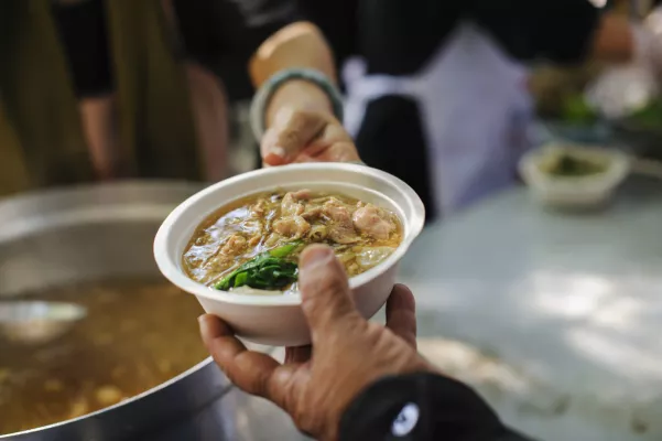 Bild: Lebensmittel für Wohnungslose und Lernmaterial für Kinde