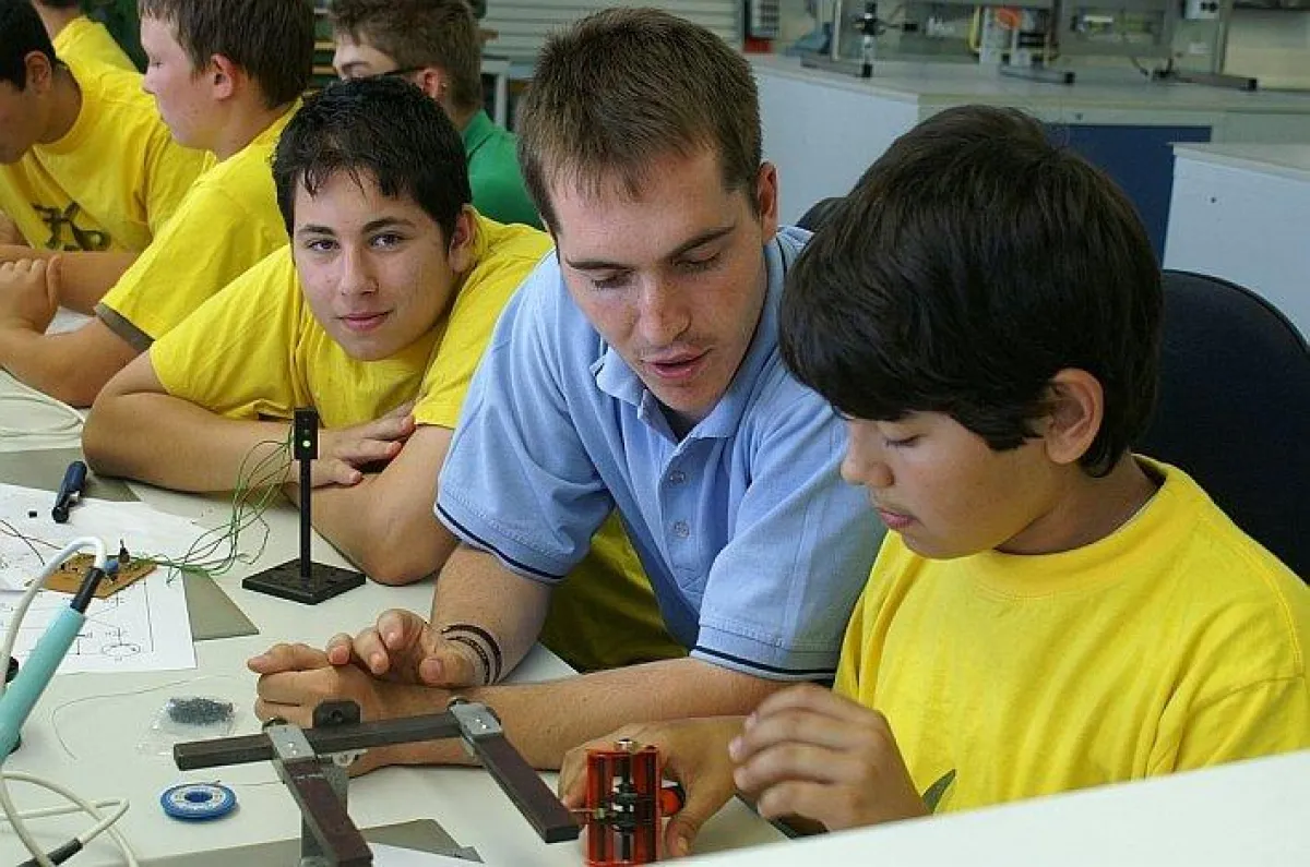Unter Anleitung von Azubis bauen die Schüler eine Ampelanlage.