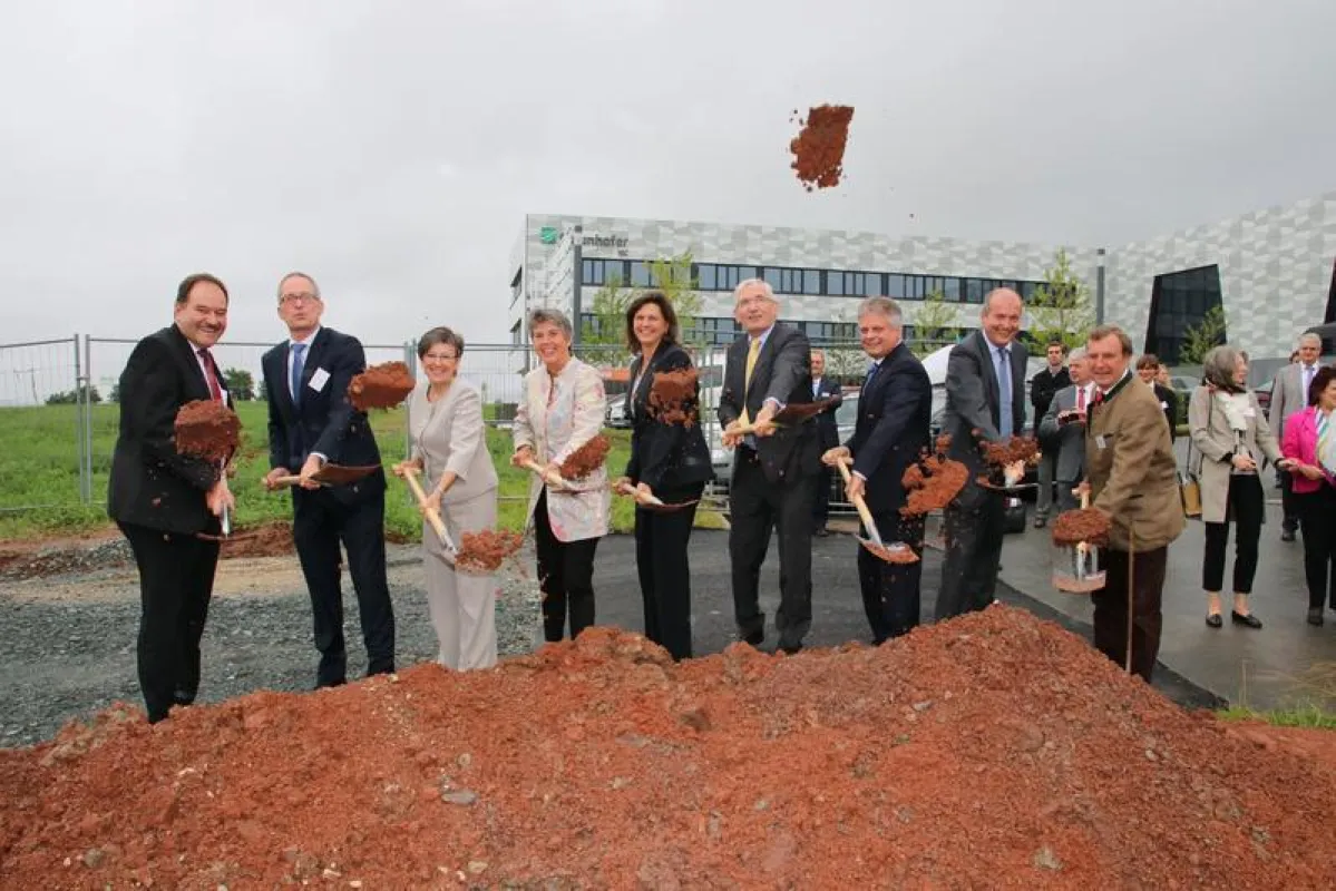 Mit dem Spatenstich wurde der Bau der Faserpilotanlage feierlich eingeleitet. (© Foto Fraunhofer-Zentrum für Hochtemperatur-Leichtbau HTL)