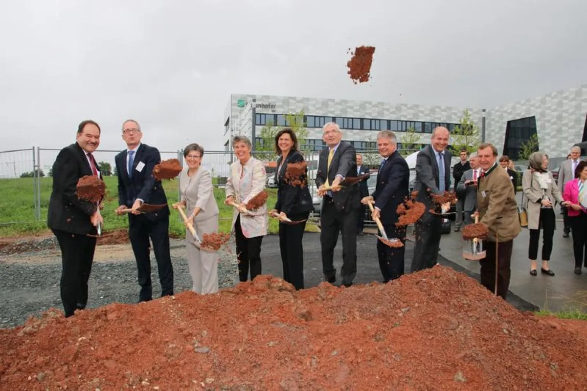 Mit dem Spatenstich wurde der Bau der Faserpilotanlage feierlich eingeleitet. (© Foto Fraunhofer-Zentrum für Hochtemperatur-Leichtbau HTL)