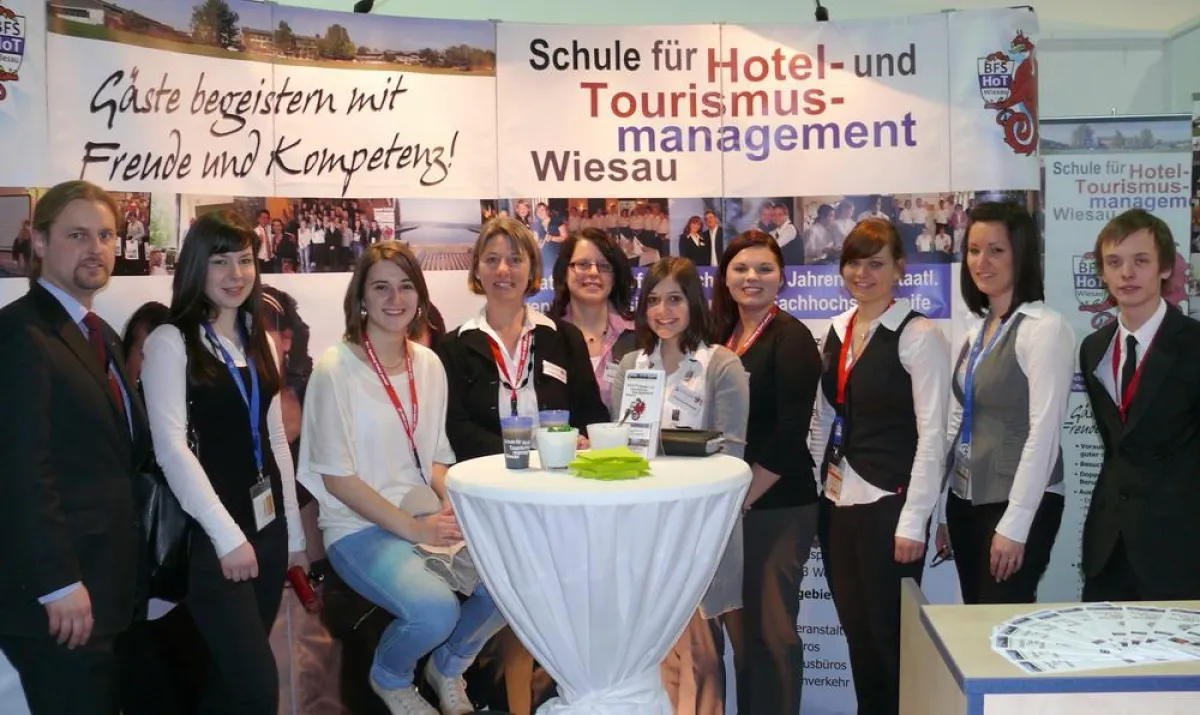 Studierende und Lehrer mit dem Messestand auf der ITB 2010