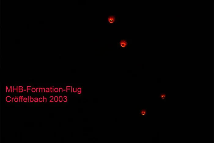 Bild: Orange-rote Lichtugeln in warmen Farbtönen und ´Aura´ als 'Cluster' oder Flotte am Silvernachthimmel unterwegs
