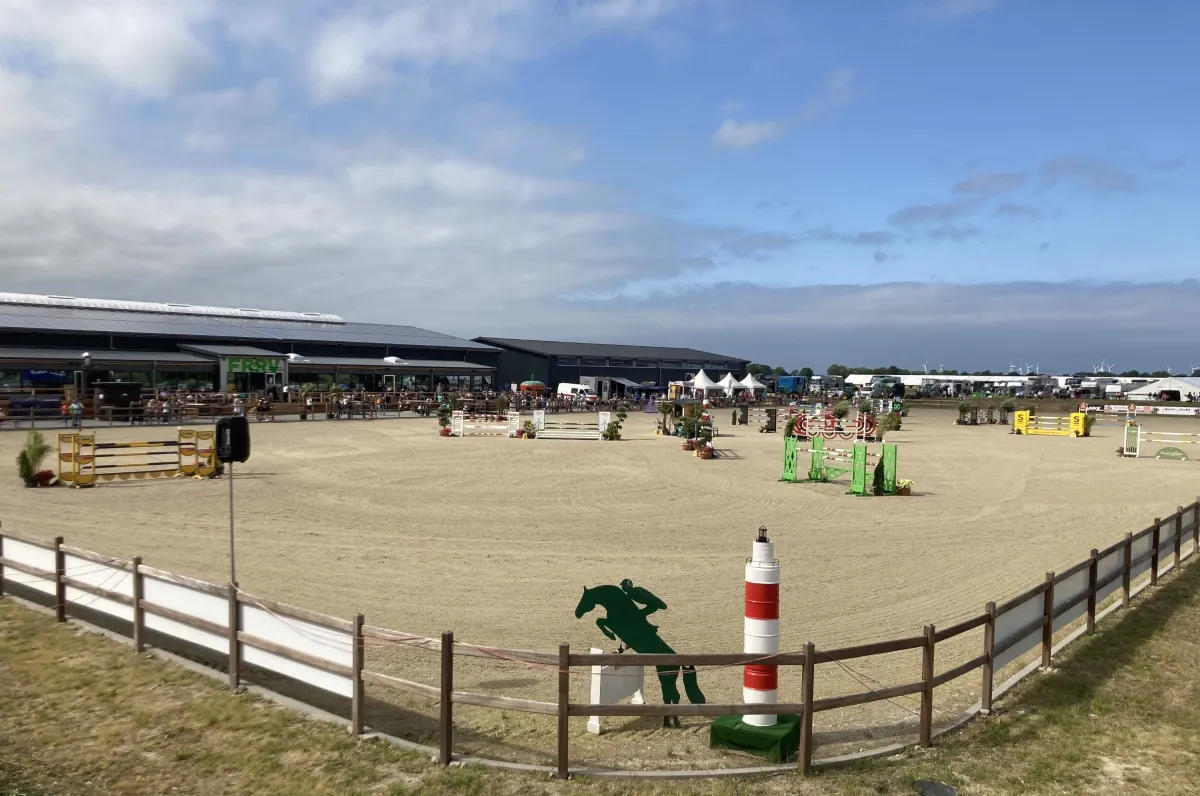 Das tegra-Reitbodensystem EBBE & FLUT setzt beim Fehmarnschen Ringreiterverein (FRRV) neue Maßstäbe. (© tegra GmbH)