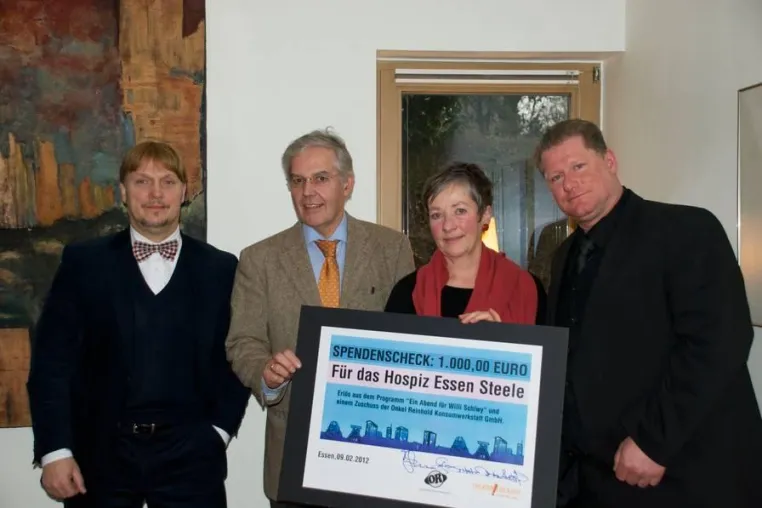 Bild: Eine Spende von 1.000 EUR an das Hospiz Essen Steele