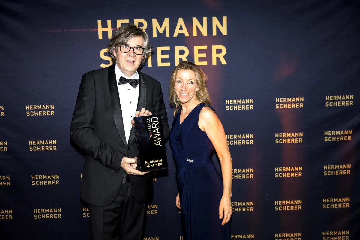 Stefanie Rhein bekommt den Excellence Award von Redner Hermann Scherer (© Dominik Pfau )