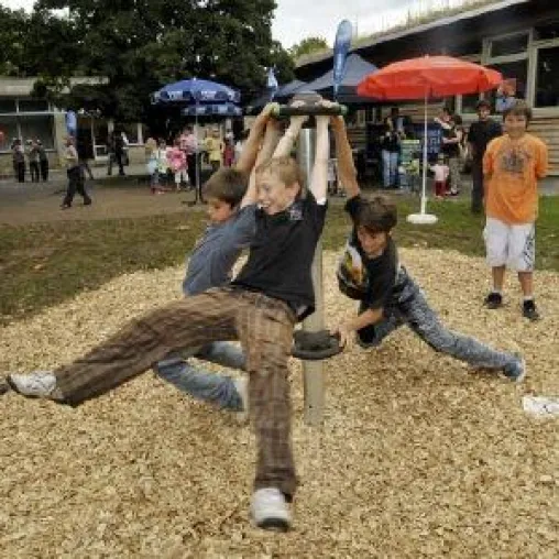 Bild: EiszeitQuell und Hit-Radio ANTENNE 1 erfüllen Wunsch der Schüler - Neuer Schulhof für die Auwiesenschule