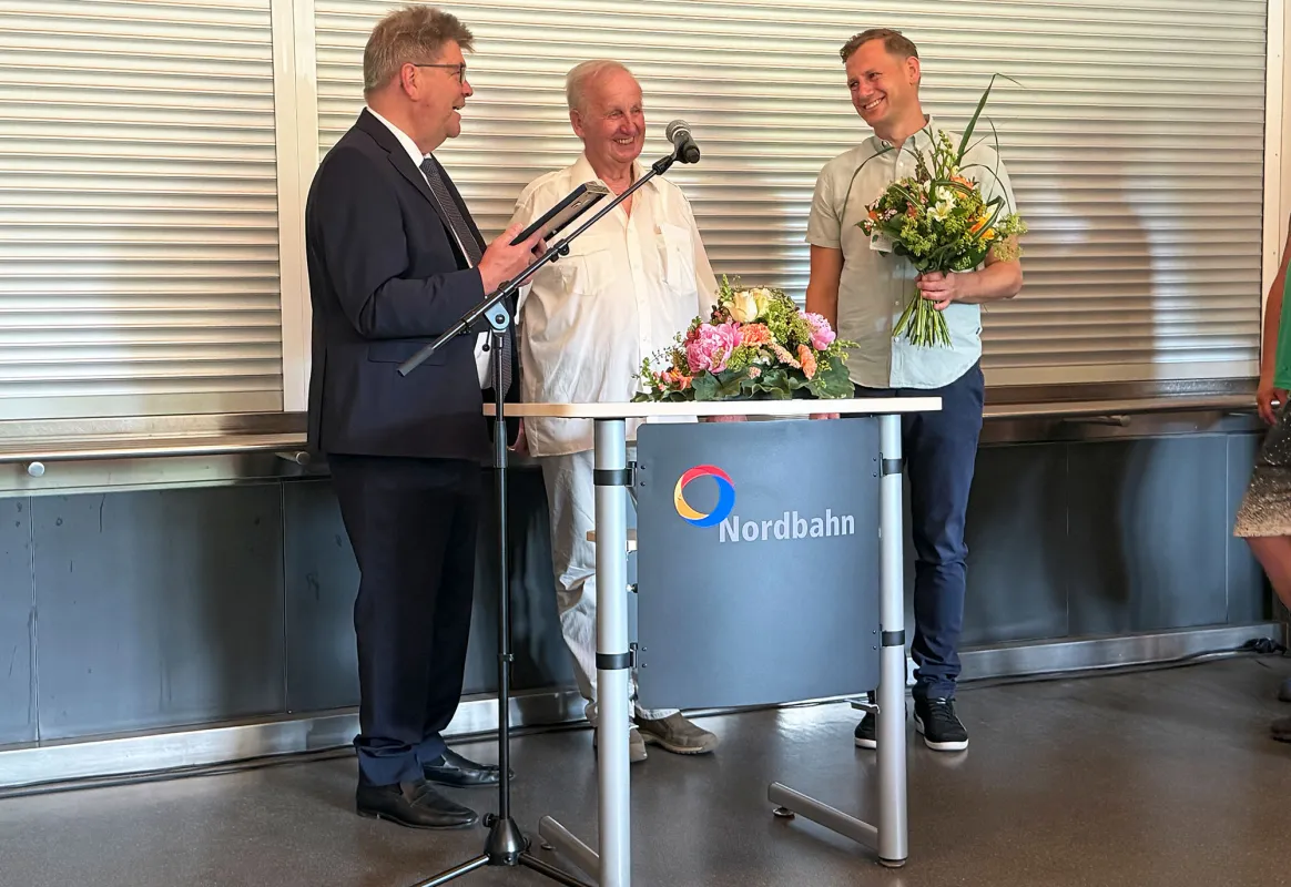 Micha Schaub (rechts) wird als Geschäftsführer der Nordbahn gGmbH verabschiedet. (© Nordbahn gGmbH)