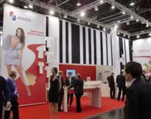 Bild: Vitamin11 Marketingberatung stellt AWEK auf roten Teppic