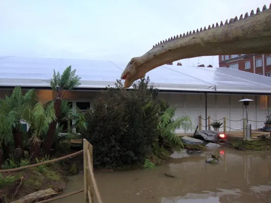 Bild: Dinosaurier erobern Londons Shoppingmeile - Losberger Zelthallen als Museumsfläche für Urzeitmonster