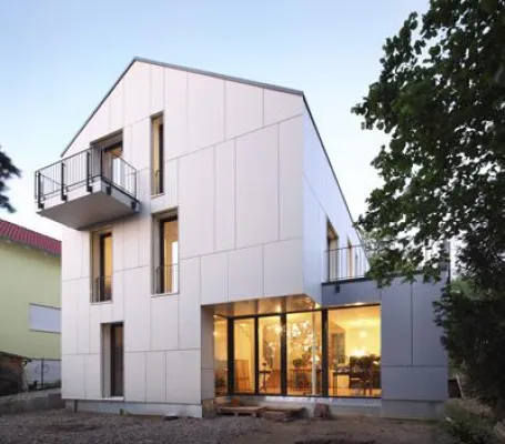 Bild: Effizienzhaus Plus M. der ee concept GmbH mit der Plakette des Deutschen Solarpreis 2012 ausgezeichnet