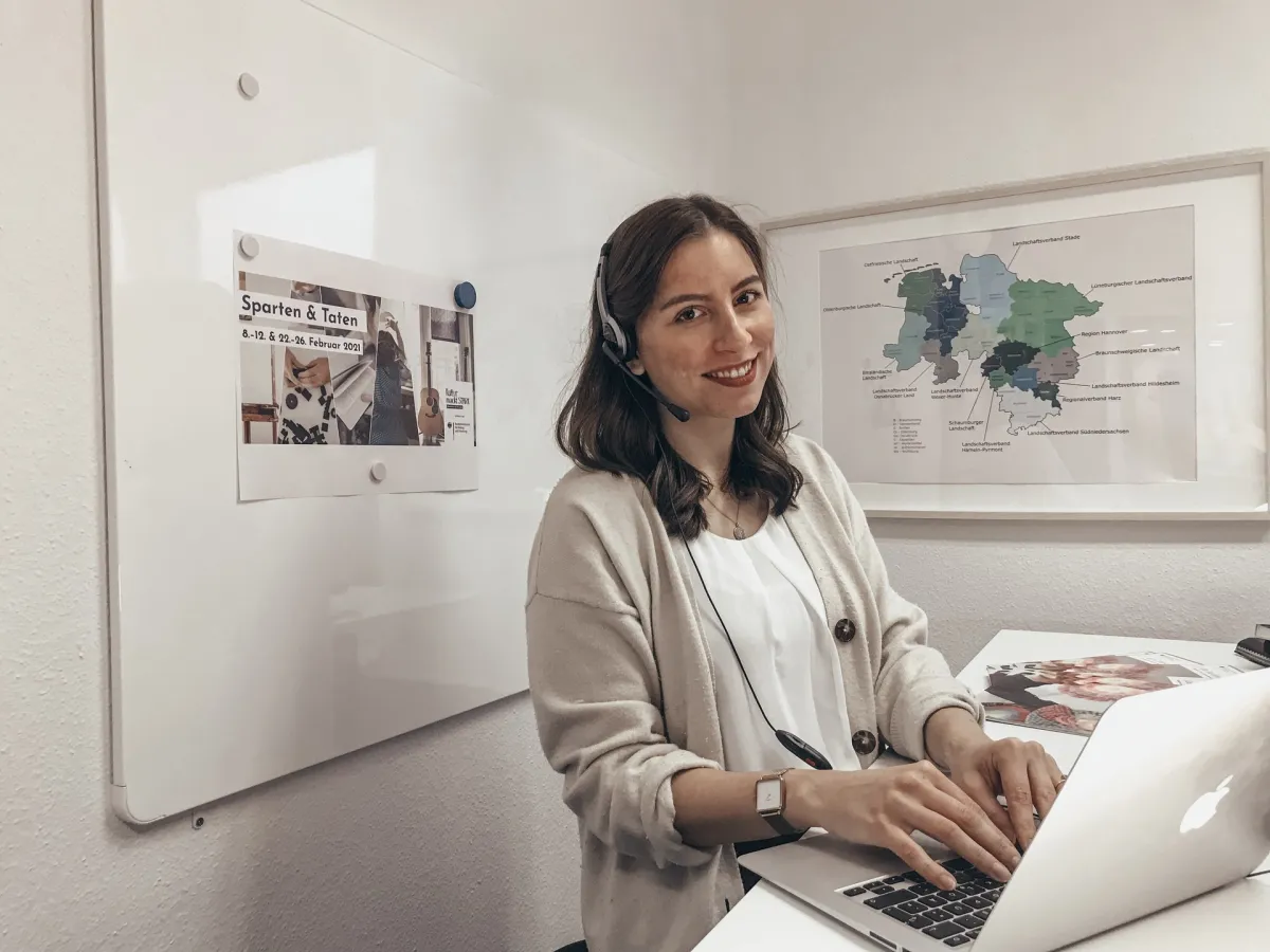 LKJ-Bildungsreferentin Lea Christin Fischer unterstützt Kulturschaffende bei der Projektförderung.