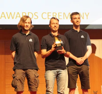 Bild: Frankfurt UAS ist Vizeweltmeister im Roboterfußball/Team nimmt Pokal des 21. RoboCup entgegen