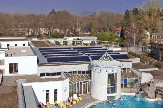 Bild: Hightech-Solaranlage sorgt künftig für Wohlfühl-Temperaturen in der Vita Classica Therme Bad Krozingen