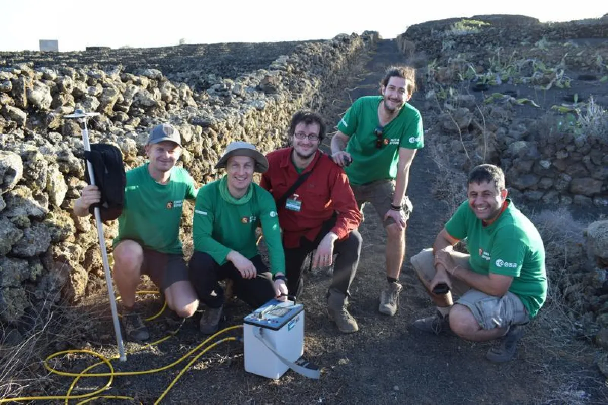Professor Angelo Pio Rossi (Bildmitte) vermittelte Astronauten und Ingenieuren der ESA bei einem Training auf Lanzarote jüngst Kenntnisse in Geologie und Geophysik.  ()